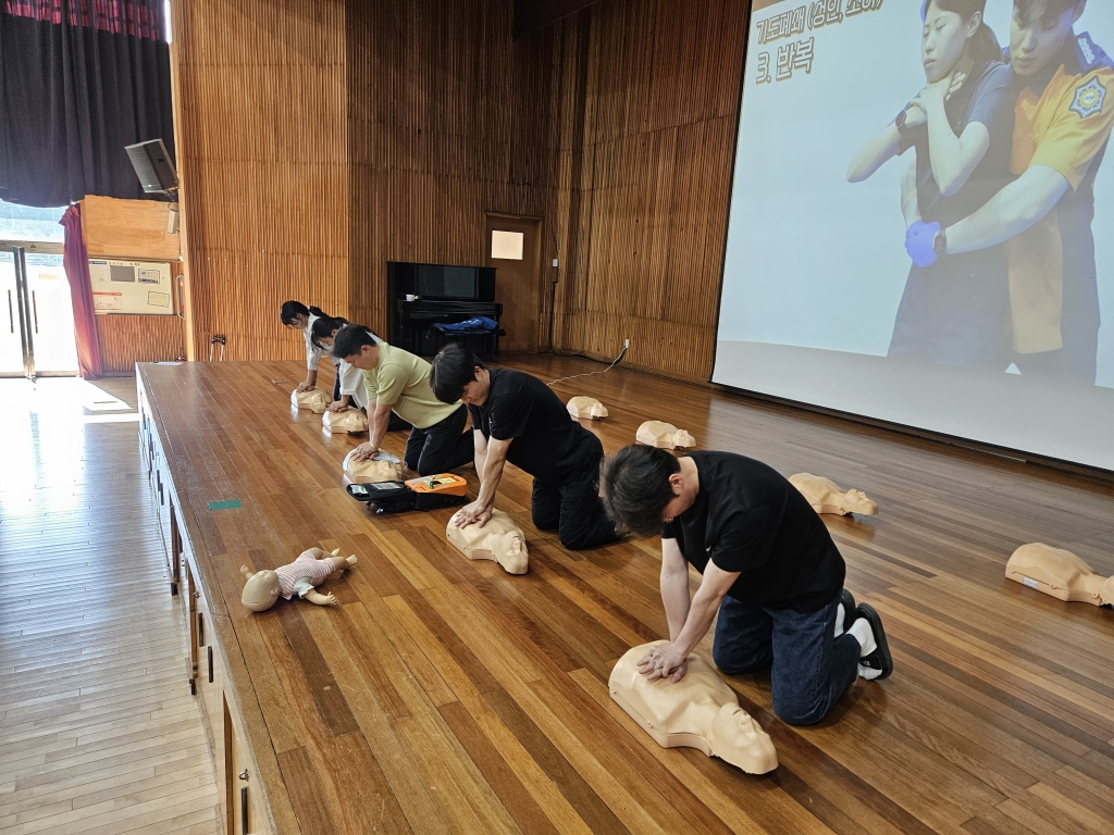 거*연*중학교 직원 대상 심폐소생술 등 구조 및 응급처치 안전교육