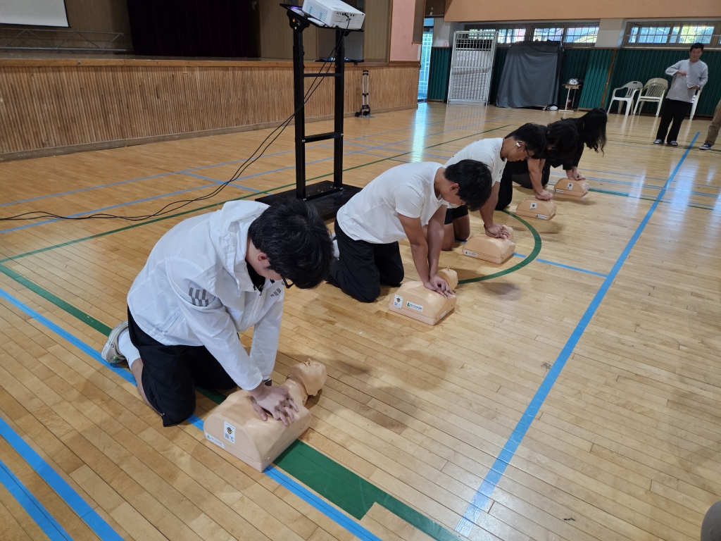 경남**중학교 교직원 대상 심폐소생술 등 구조 및 응급처치 안전교육