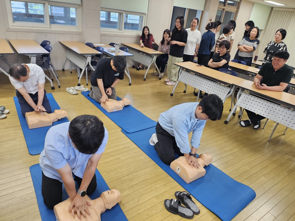 사천**중학교 교직원 대상 심폐소생술 등 구조 및 응급처치 안전교육