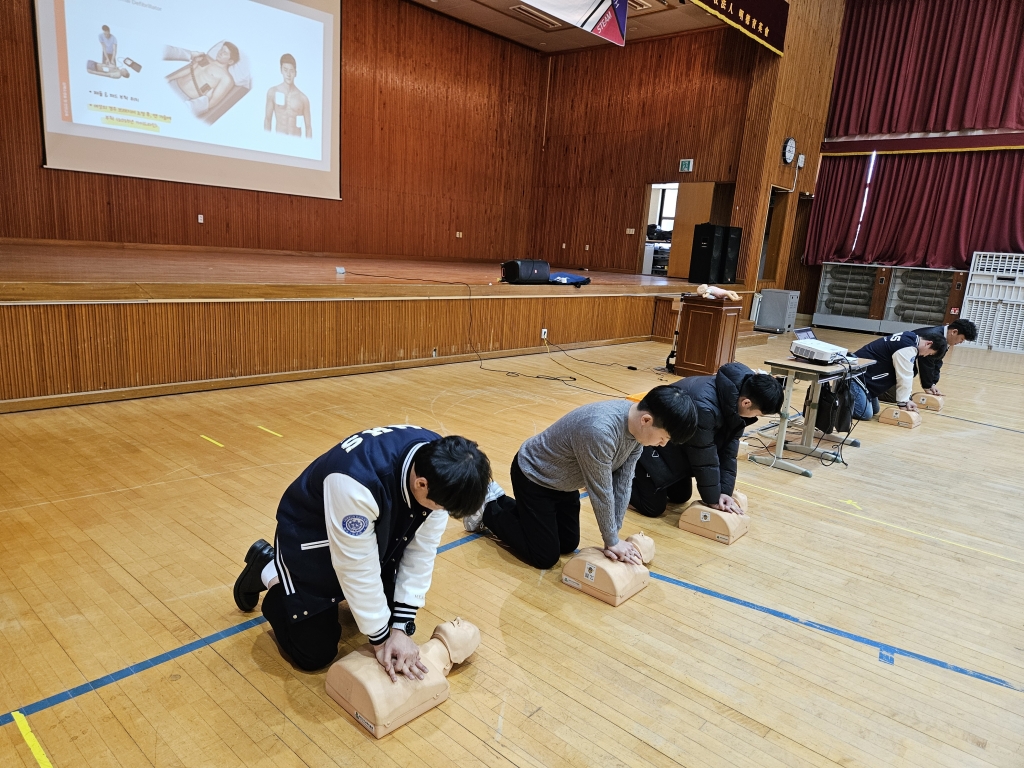 함*칠*고등학교 교직원 대상 심폐소생술 등 구조 및 응급처치 안전교육